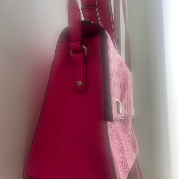 Off the shoulder hot pink Kate Spade bag with gold accents - Picture 3 of 10